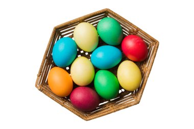 Beyaz arka planda izole edilmiş renkli Paskalya yumurtaları sepeti. Renkli yumurtalarla dolu Paskalya sepeti. .