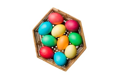 Beyaz arka planda izole edilmiş renkli Paskalya yumurtaları sepeti. Renkli yumurtalarla dolu Paskalya sepeti. .