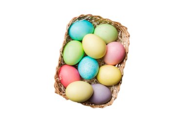 Beyaz arka planda izole edilmiş renkli Paskalya yumurtaları sepeti. Renkli yumurtalarla dolu Paskalya sepeti. .