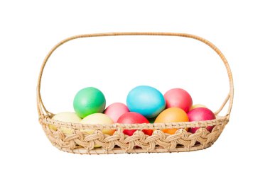Beyaz arka planda izole edilmiş renkli Paskalya yumurtaları sepeti. Renkli yumurtalarla dolu Paskalya sepeti. .