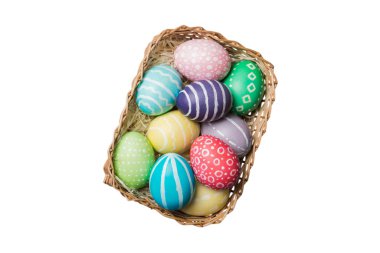 Beyaz arka planda izole edilmiş renkli Paskalya yumurtaları sepeti. Renkli yumurtalarla dolu Paskalya sepeti. .