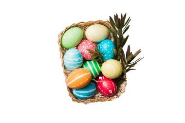Beyaz arka planda izole edilmiş renkli Paskalya yumurtaları sepeti. Renkli yumurtalarla dolu Paskalya sepeti. .