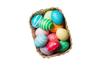 Beyaz arka planda izole edilmiş renkli Paskalya yumurtaları sepeti. Renkli yumurtalarla dolu Paskalya sepeti. .