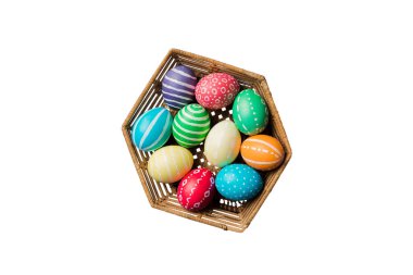 Beyaz arka planda izole edilmiş renkli Paskalya yumurtaları sepeti. Renkli yumurtalarla dolu Paskalya sepeti. .