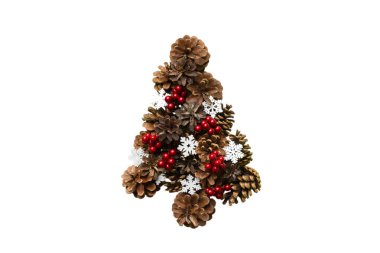 Renkli arka planda doğal kozalaklardan yapılmış izole Noel ağacı, yukarıdan görüş. Kopya alanı ile yeni yıl konsepti.