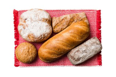 Beyaz arka planda izole edilmiş peçeteli taze pişmiş lezzetli Fransız ekmeği. Sağlıklı beyaz ekmek..