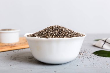 Renkli arka planda Chia tohumları. Sağlıklı Salvia Hispanikleri küçük kasede. Sağlıklı süper yiyecekler.