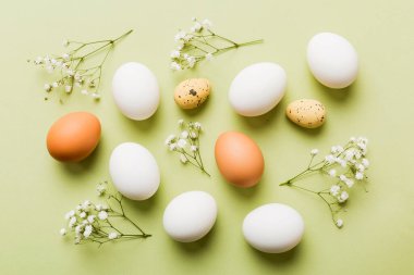 Mutlu Paskalya kompozisyonu. Renkli masada çingene yumurtaları var. Doğal boyalı renkli yumurtalar arkaplan arkaplan görünümü kopya alanı ile.