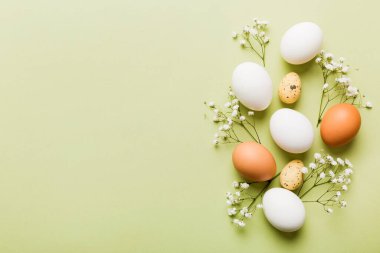 Mutlu Paskalya kompozisyonu. Renkli masada çingene yumurtaları var. Doğal boyalı renkli yumurtalar arkaplan arkaplan görünümü kopya alanı ile.