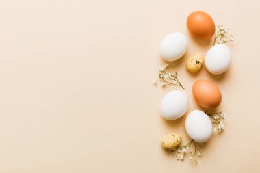Mutlu Paskalya kompozisyonu. Renkli masada çingene yumurtaları var. Doğal boyalı renkli yumurtalar arkaplan arkaplan görünümü kopya alanı ile.