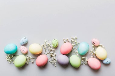 Mutlu Paskalya kompozisyonu. Renkli masada çingene yumurtaları var. Doğal boyalı renkli yumurtalar arkaplan arkaplan görünümü kopya alanı ile.