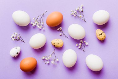 Mutlu Paskalya kompozisyonu. Renkli masada çingene yumurtaları var. Doğal boyalı renkli yumurtalar arkaplan arkaplan görünümü kopya alanı ile.