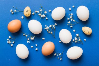 Mutlu Paskalya kompozisyonu. Renkli masada çingene yumurtaları var. Doğal boyalı renkli yumurtalar arkaplan arkaplan görünümü kopya alanı ile.