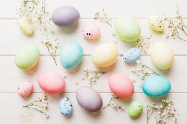 Mutlu Paskalya kompozisyonu. Renkli masada çingene yumurtaları var. Doğal boyalı renkli yumurtalar arkaplan arkaplan görünümü kopya alanı ile.