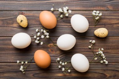 Mutlu Paskalya kompozisyonu. Renkli masada çingene yumurtaları var. Doğal boyalı renkli yumurtalar arkaplan arkaplan görünümü kopya alanı ile.