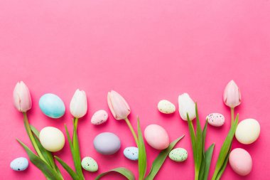 Mutlu Paskalya kompozisyonu. Renkli masada sarı laleli Paskalya yumurtaları. Doğal boyalı renkli yumurtalar arkaplan arkaplan görünümü kopya alanı ile.