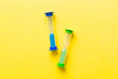 Masadaki kum saati, iş bitiş zamanı kavramı olarak geçen kum saati, boşluğu kopyala.