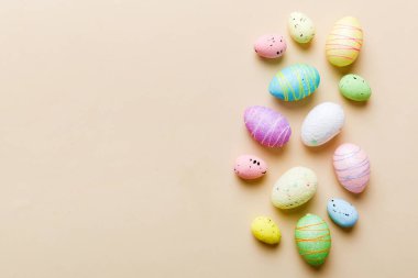 Renkli arka planda dekoratif paskalya yumurtaları. Paskalya yumurtaları kopyalama alanı olan üst görünüm koleksiyonu.