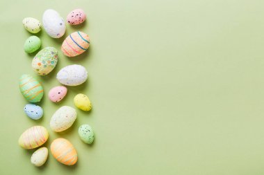 Renkli arka planda dekoratif paskalya yumurtaları. Paskalya yumurtaları kopyalama alanı olan üst görünüm koleksiyonu.