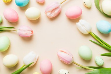 Mutlu Paskalya kompozisyonu. Renkli masada sarı laleli Paskalya yumurtaları. Doğal boyalı renkli yumurtalar arkaplan arkaplan görünümü kopya alanı ile.