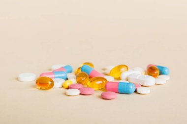 Bir çok farklı renkli ilaç ve hapların bakış açısı farklı. Renkli arkaplanda bir sürü hap.