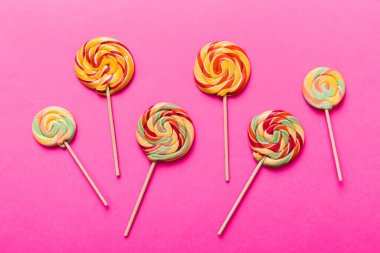 Renkli arka planda renkli lolipoplar. Yaz kavramı. Parti Mutlu Yıllar ya da Minimalist Kavram.