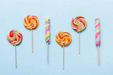 Renkli arka planda renkli lolipoplar. Yaz kavramı. Parti Mutlu Yıllar ya da Minimalist Kavram.