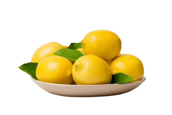 Limón Fresco Cortado Limones Enteros Sobre Plato Redondo Aislado Sobre — Foto de Stock