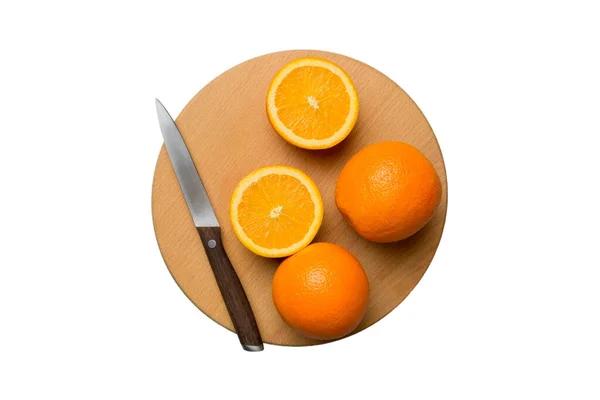 切菜板上新鲜成熟的橙子 白色背景隔离 顶视图平放 — 图库照片