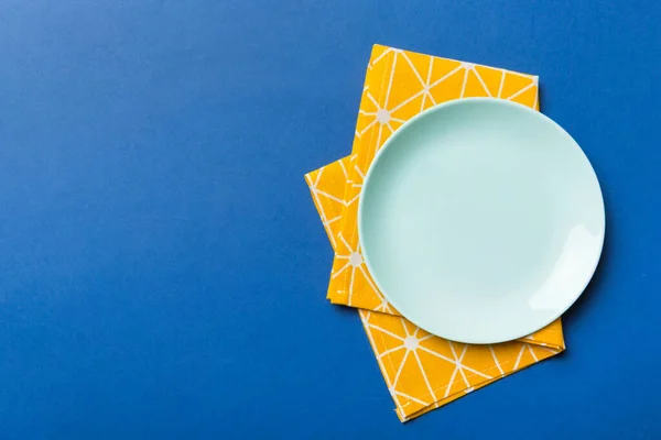 Bovenaanzicht Gekleurde Achtergrond Leeg Ronde Blauwe Plaat Tafelkleed Voor Voedsel — Stockfoto