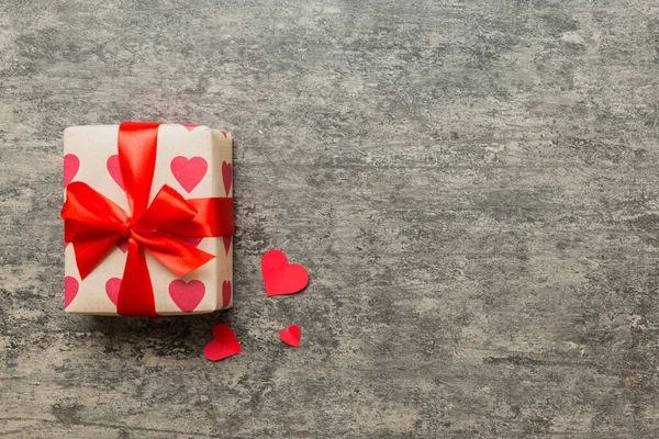 Подарочная Коробка День Святого Валентина Бантом Красной Ленты Цветном Фоне — стоковое фото