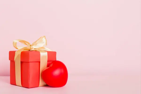 Gift Box Red Bow Red Heart Colored Background Perspective View — Photo