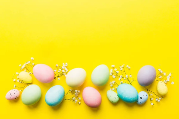Szczęśliwej Kompozycji Wielkanocnej Pisanki Kolorowym Stole Cyganką Naturalne Barwione Kolorowe — Zdjęcie stockowe