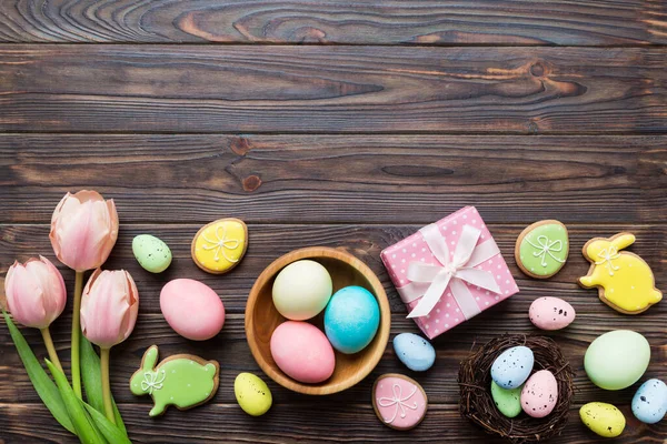 Osterrahmen Mit Eiern Geschenkbox Und Tulpe Auf Farbigem Hintergrund Das — Stockfoto
