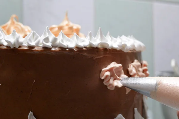 페이스트리 봉지를 요리하는 여자가 부엌에 케이크에 크림을 있습니다 빵집에서 일하는 — 스톡 사진