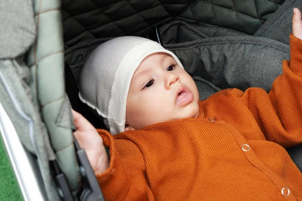 Jovem Mãe Dia Verão Cobre Bebê Recém Nascido Com Cobertor — Fotografia de Stock