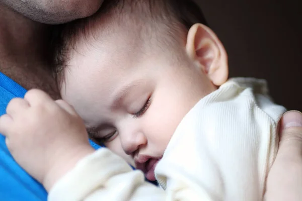 Aranyos Újszülött Aki Apai Karokban Alszik Egy Szerető Apa Otthon — Stock Fotó