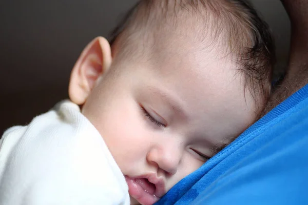 Aranyos Újszülött Aki Apai Karokban Alszik Egy Szerető Apa Otthon — Stock Fotó