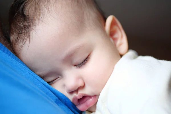 Carino Neonato Che Dorme Tra Braccia Del Padre Vicino Padre — Foto Stock