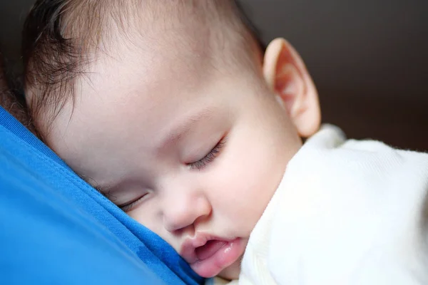 Bebê Recém Nascido Bonito Dormindo Nos Braços Pai Perto Pai — Fotografia de Stock