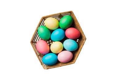Beyaz arka planda izole edilmiş renkli Paskalya yumurtaları sepeti. Renkli yumurtalarla dolu Paskalya sepeti. .