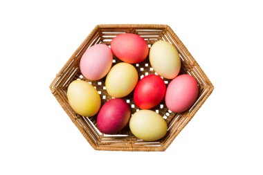 Beyaz arka planda izole edilmiş renkli Paskalya yumurtaları sepeti. Renkli yumurtalarla dolu Paskalya sepeti. .