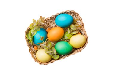 Beyaz arka planda izole edilmiş renkli Paskalya yumurtaları sepeti. Renkli yumurtalarla dolu Paskalya sepeti. .