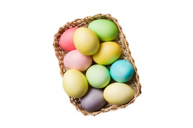 Beyaz arka planda izole edilmiş renkli Paskalya yumurtaları sepeti. Renkli yumurtalarla dolu Paskalya sepeti. .