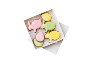 Sepette renkli paskalya kurabiyeleri ve beyaz arka planda çok renkli Paskalya yumurtaları. Pastel renginde Paskalya yumurtası. tatil kavramı.