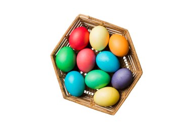 Beyaz arka planda izole edilmiş renkli Paskalya yumurtaları sepeti. Renkli yumurtalarla dolu Paskalya sepeti. .