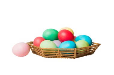 Beyaz arka planda izole edilmiş renkli Paskalya yumurtaları sepeti. Renkli yumurtalarla dolu Paskalya sepeti. .