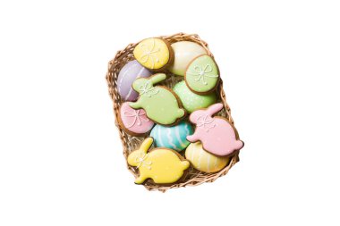 Sepette renkli paskalya kurabiyeleri ve beyaz arka planda çok renkli Paskalya yumurtaları. Pastel renginde Paskalya yumurtası. tatil kavramı.