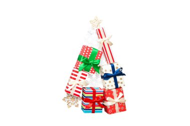 Renkli arka planda güzel paketlenmiş hediyelerden yapılmış izole Noel ağacı, yukarıdan görünüyor. Yeni yıl hediyesi kutusu minimum konsept.