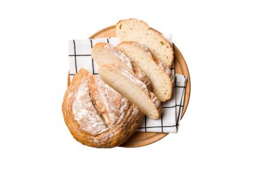 Beyaz arka planda izole edilmiş yeni pişmiş ekmek dilimleri. Üst görünüm Dilimlenmiş ekmek.